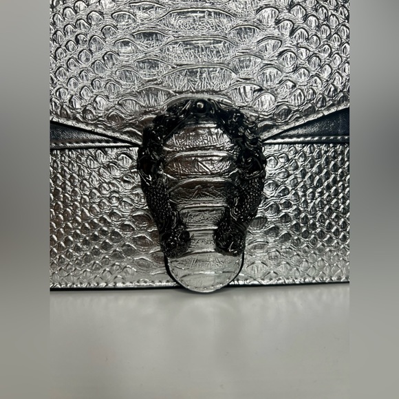 Sliver Vegan Leather Shoulder bag - Picture 3 of 12